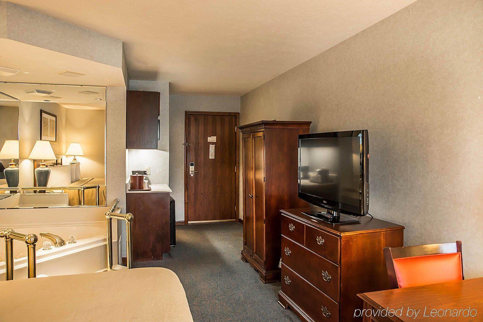 Quality Inn & Suites Cincinnati I-275 Спрингдейл Экстерьер фото